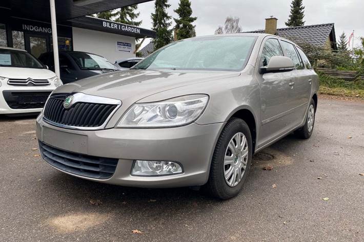 Orange Skoda Octavia fra 2009