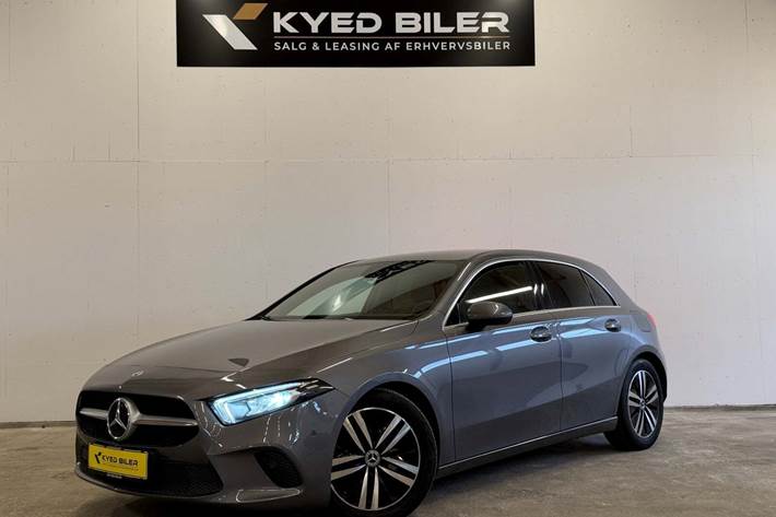 Grå Mercedes A200 d fra 2022 set udefra