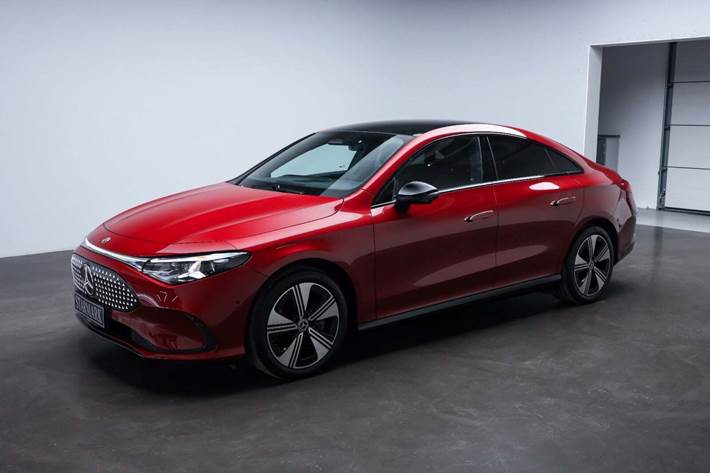 Rød Mercedes CLA250+ fra 2025 set udefra