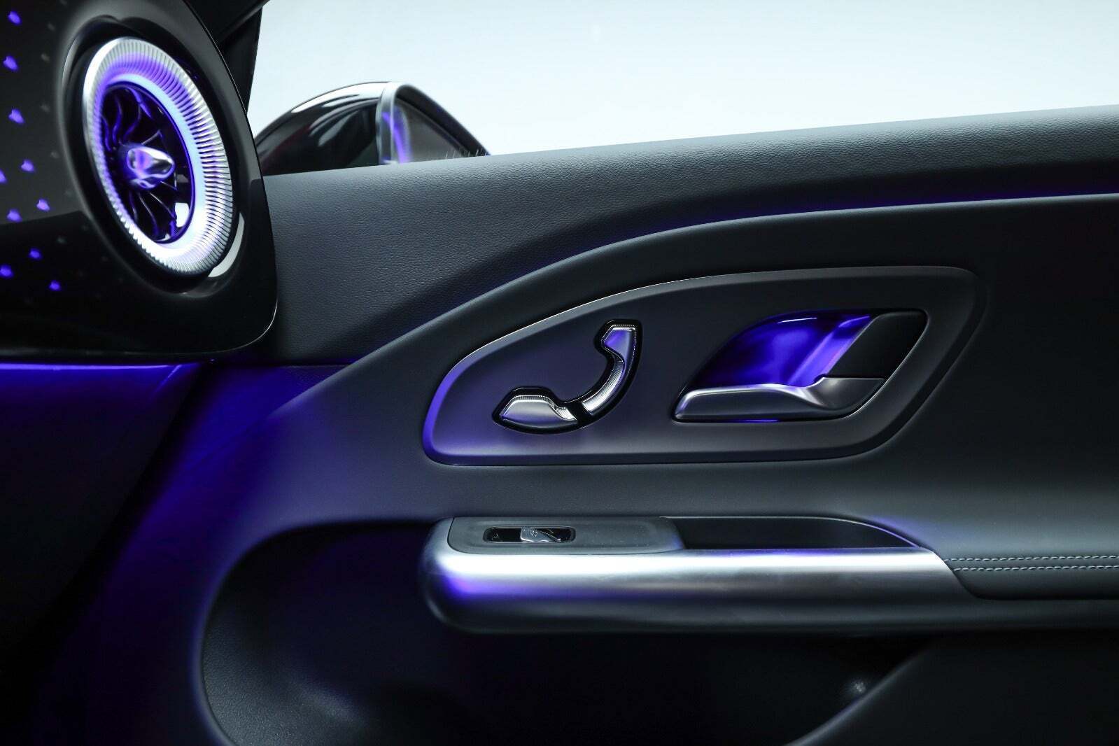 Rød Mercedes CLA250+ fra 2025