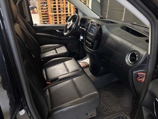 Sort Mercedes Vito 119 fra 2022