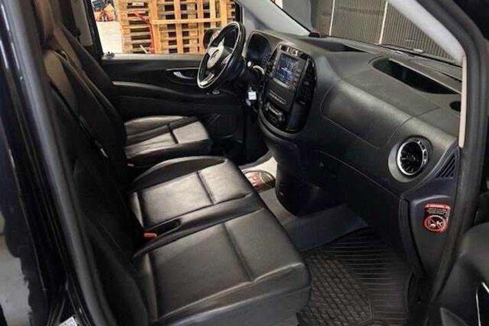 Sort Mercedes Vito 119 fra 2022