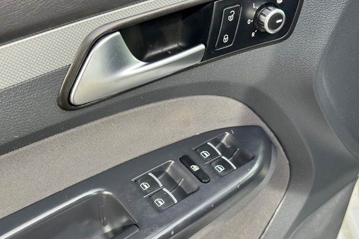 Hvid VW Touran fra 2013