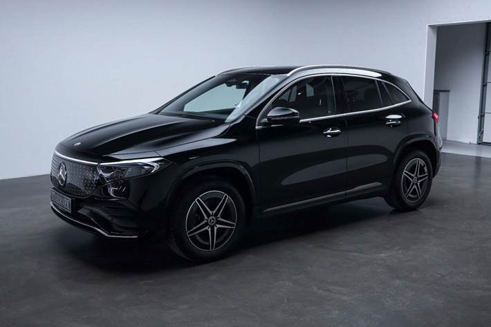 Sort Mercedes EQA250+ fra 2024 set udefra