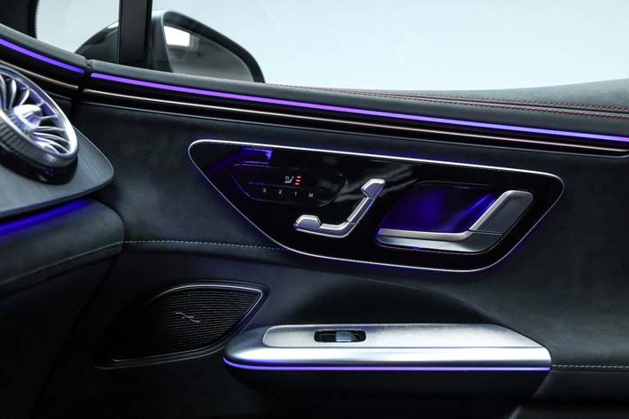 Sort Mercedes EQE350 SUV fra 2024