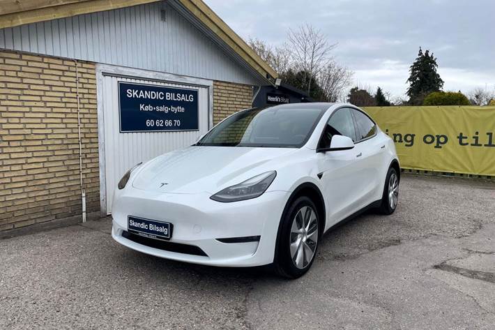 Hvid Tesla Model Y fra 2023