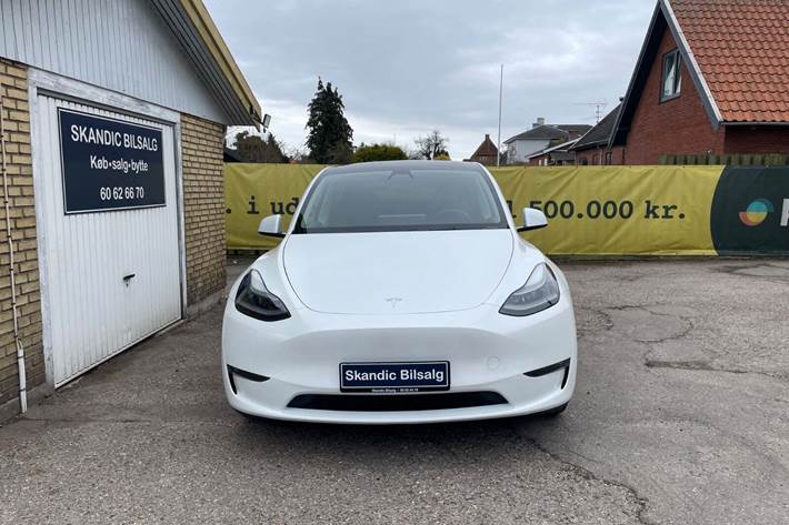 Hvid Tesla Model Y fra 2023