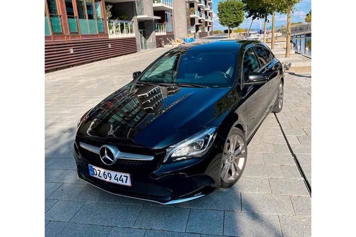 Sort Mercedes CLA200 d fra 2017 set udefra