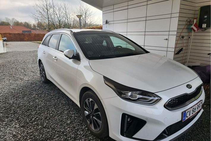 Hvid Kia Ceed fra 2021 set udefra
