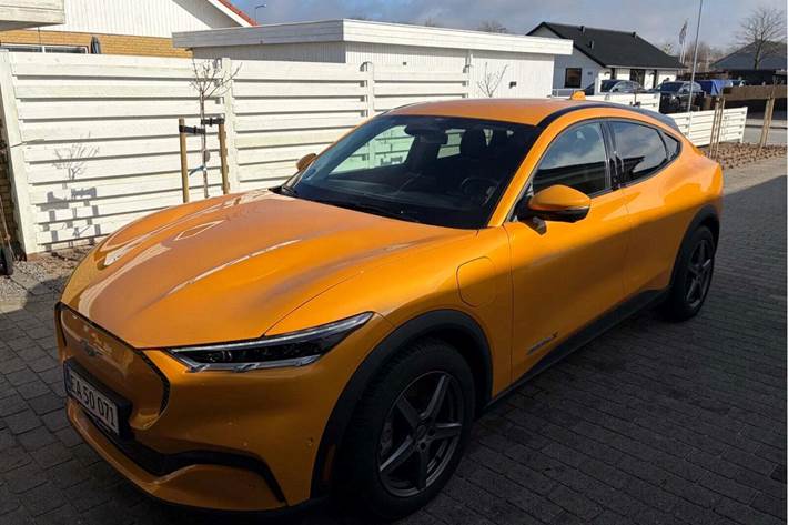 Orange Ford Mustang Mach-E fra 2022 set udefra