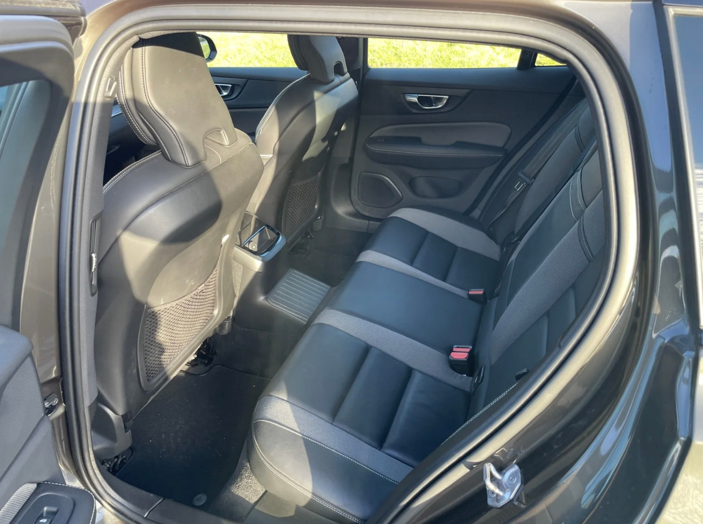 Grå Volvo V60 fra 2022