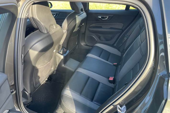 Grå Volvo V60 fra 2022