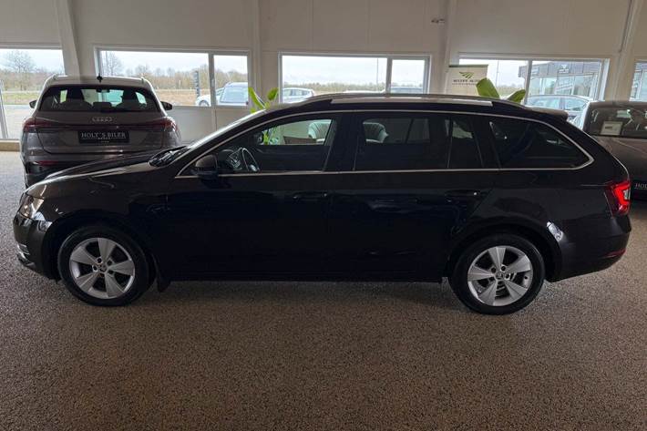 Sort Skoda Octavia fra 2019