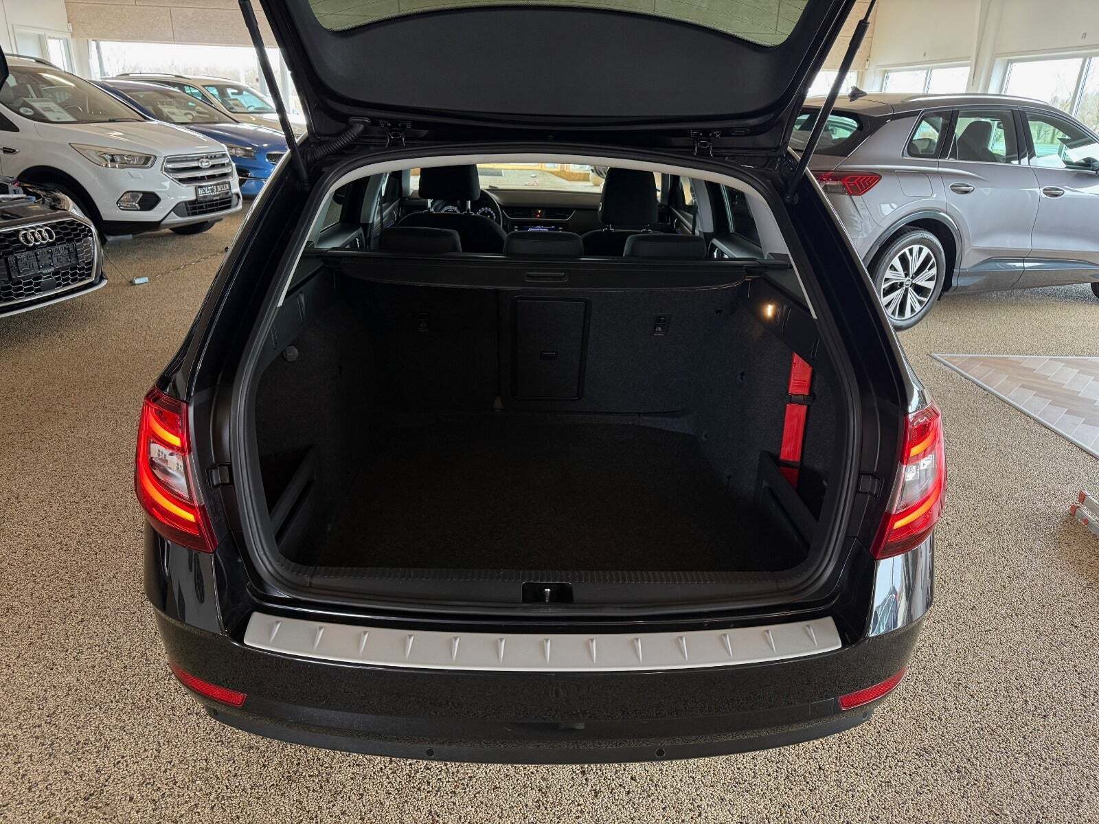 Sort Skoda Octavia fra 2019