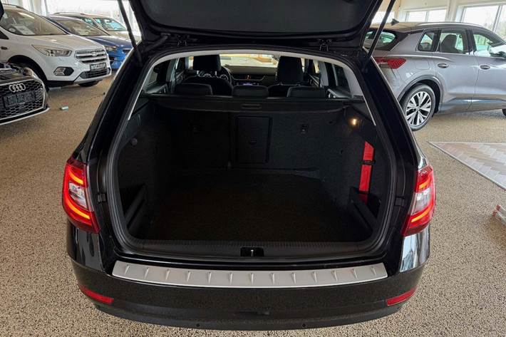 Sort Skoda Octavia fra 2019