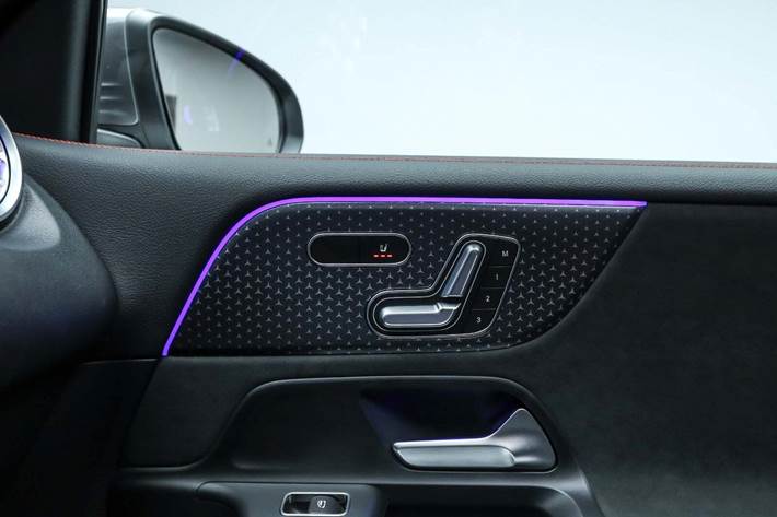 Grå Mercedes EQB250+ fra 2025