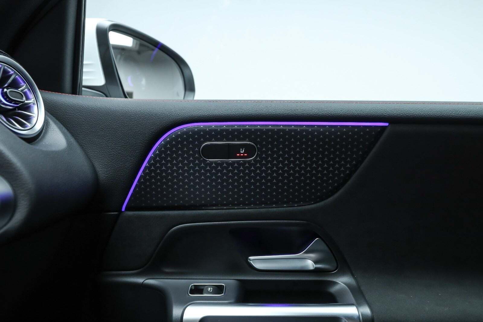 Hvid Mercedes EQB250+ fra 2026