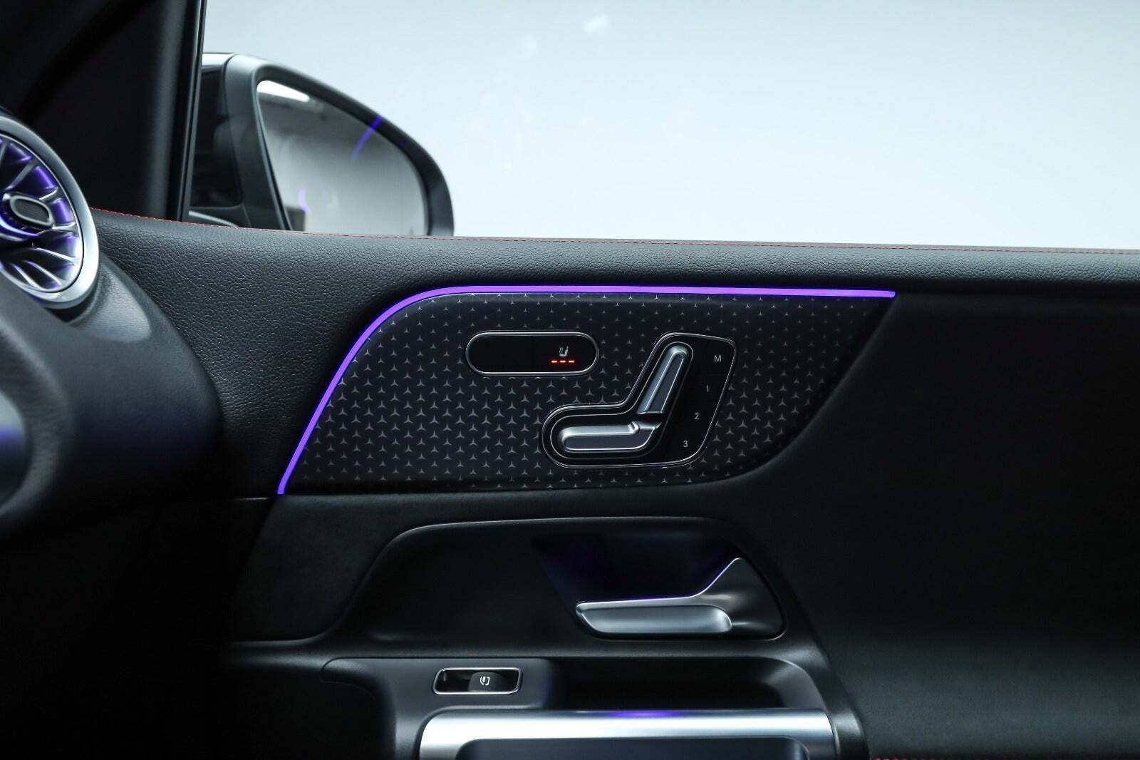 Sort Mercedes EQB350 fra 2025