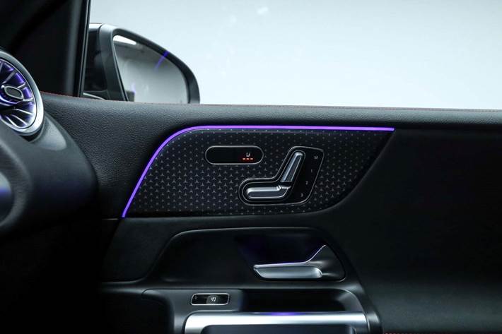 Sort Mercedes EQB350 fra 2025