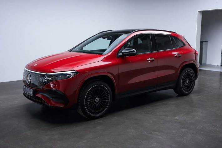Rød Mercedes EQA350 fra 2025