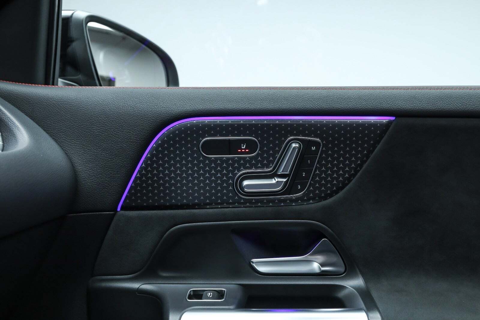 Rød Mercedes EQA350 fra 2025