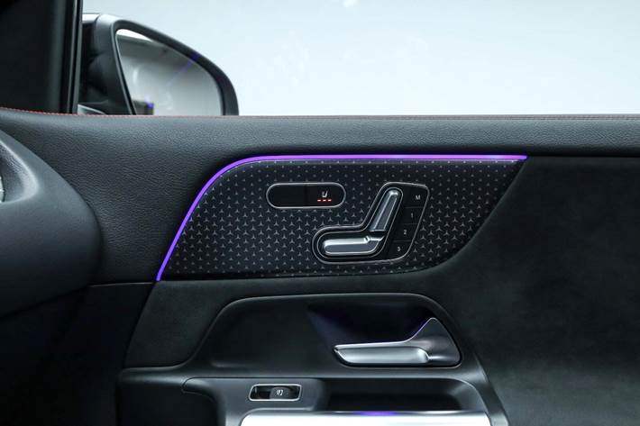 Rød Mercedes EQA350 fra 2025