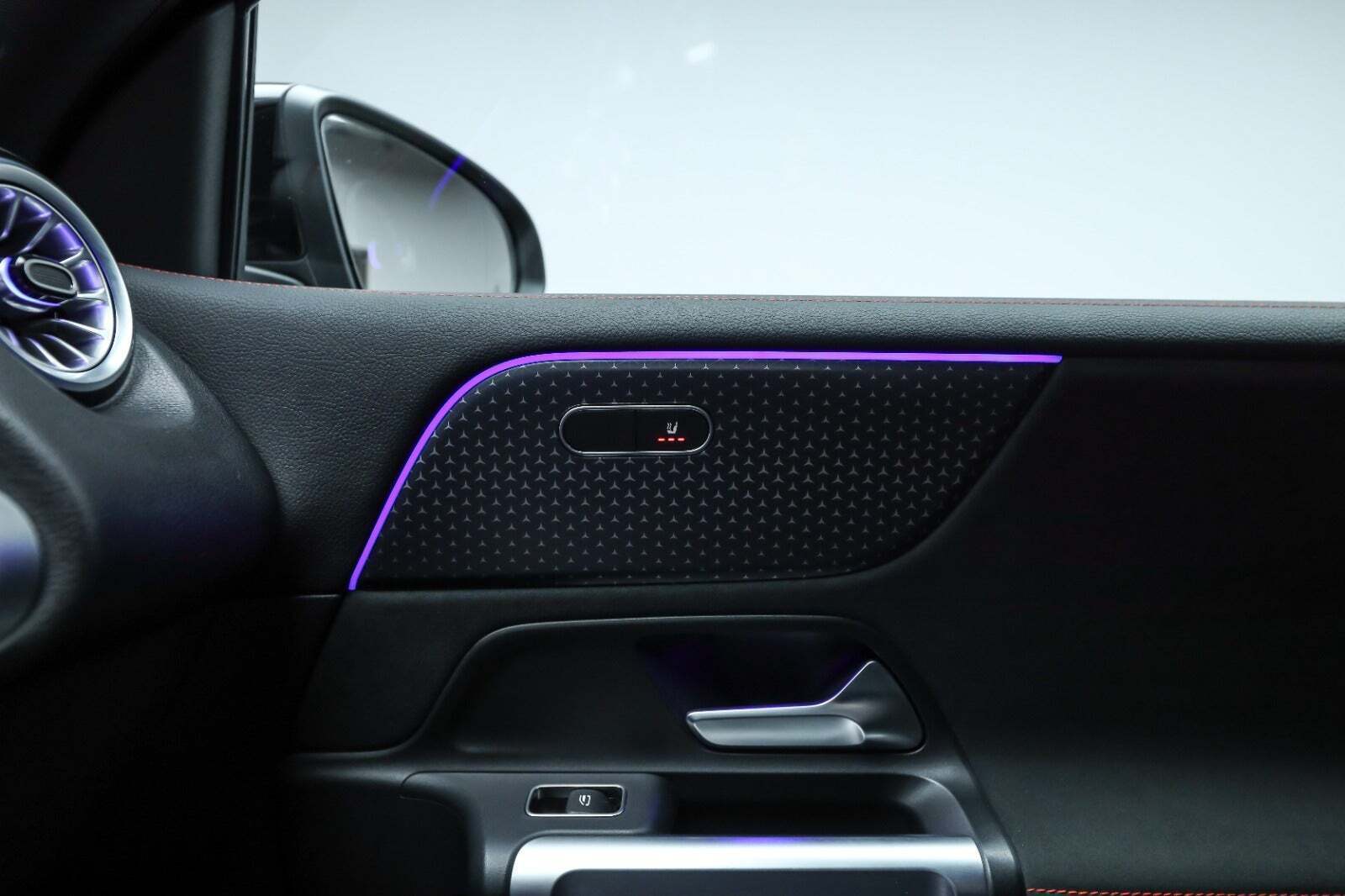 Sort Mercedes EQB250+ fra 2024