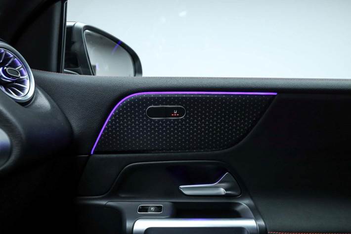 Sort Mercedes EQB250+ fra 2024