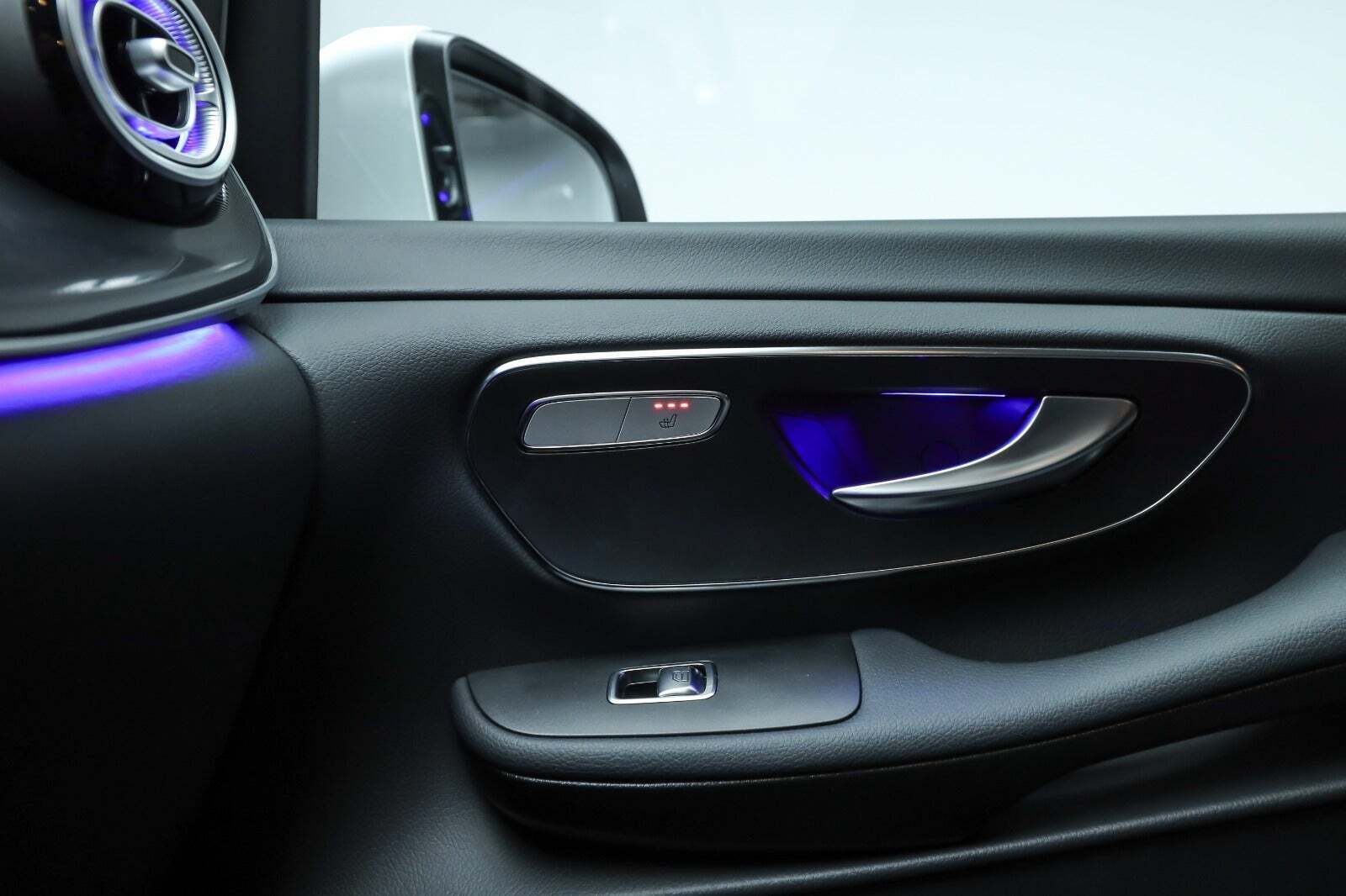 Hvid Mercedes EQV300 fra 2025