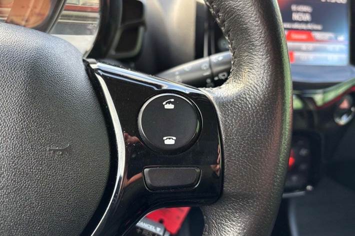 Rød Peugeot 108 fra 2020