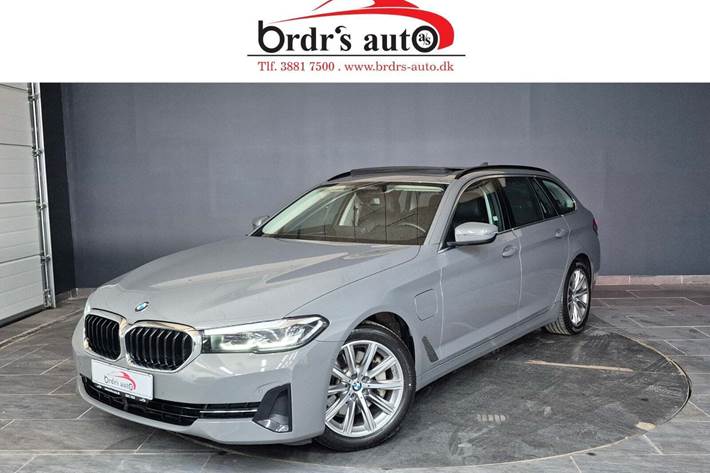 Grå BMW 530e fra 2021