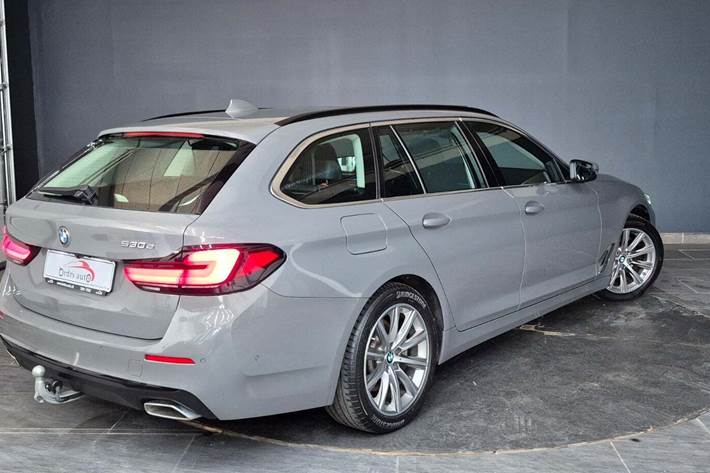 Grå BMW 530e fra 2021