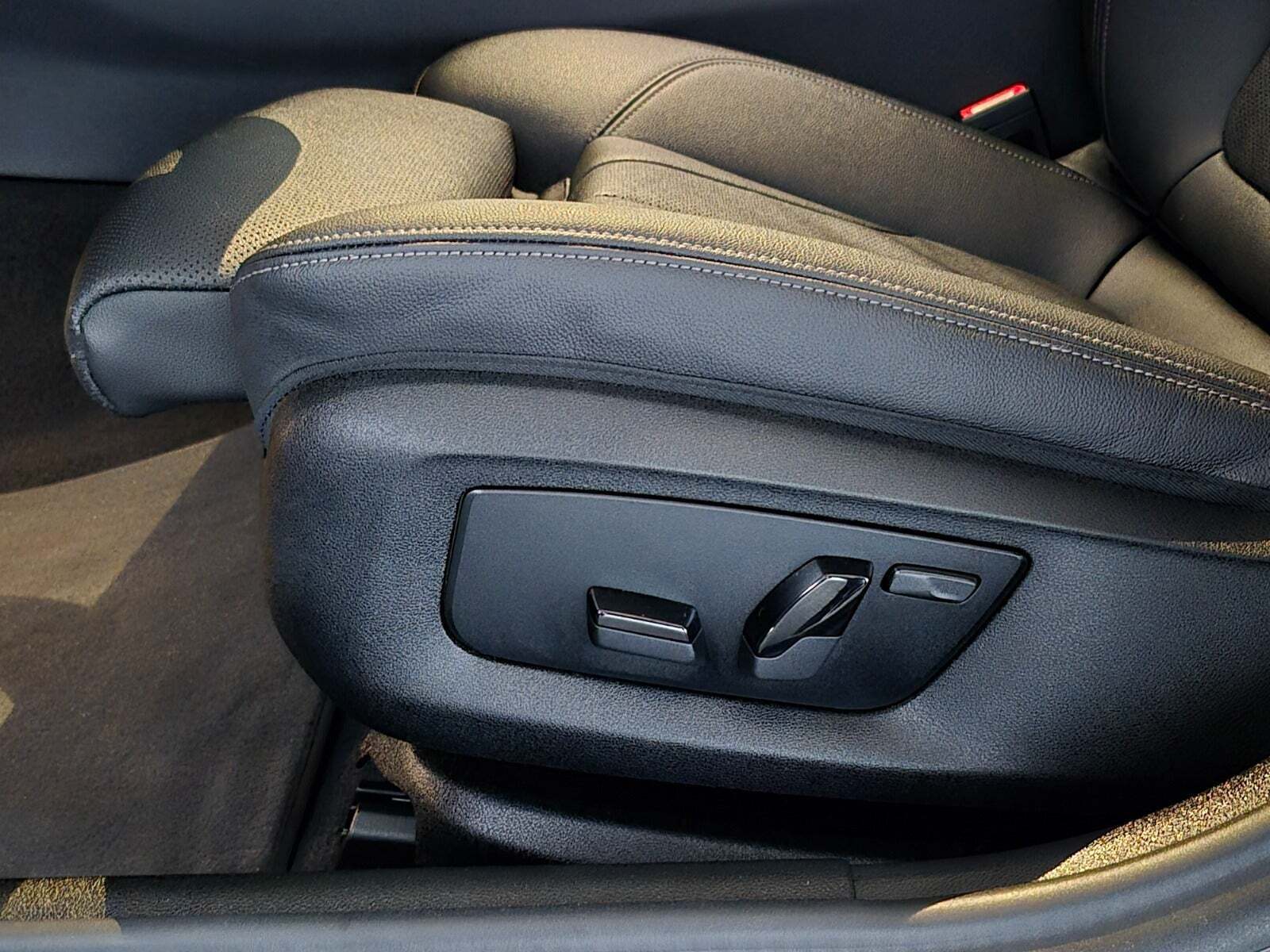 Grå BMW 530e fra 2021