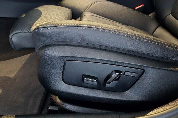 Grå BMW 530e fra 2021