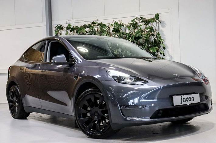 Grå Tesla Model Y fra 2023