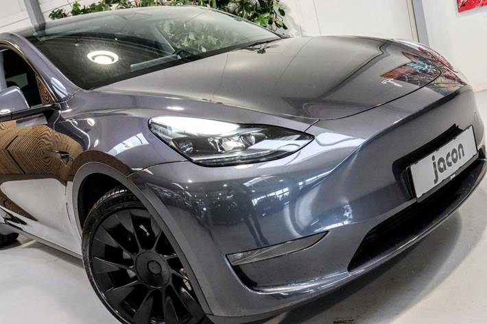 Grå Tesla Model Y fra 2023