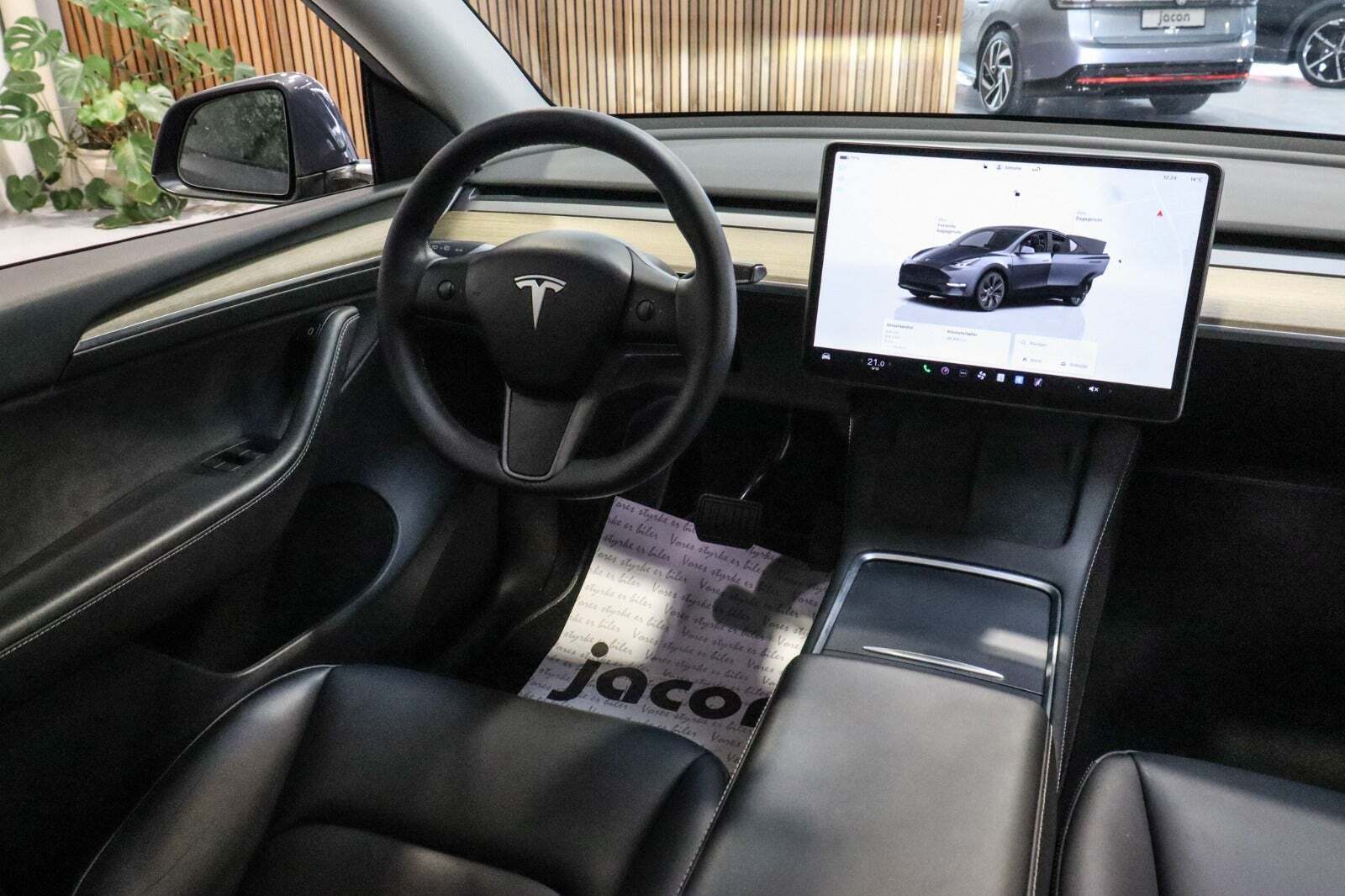 Grå Tesla Model Y fra 2023