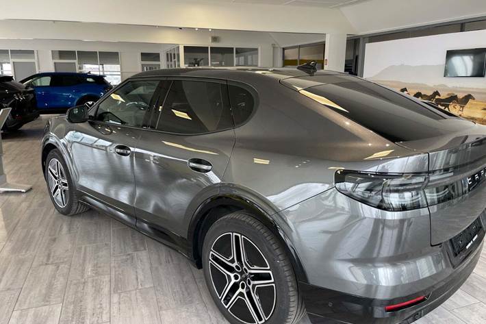 Grå Ford Capri fra 2024