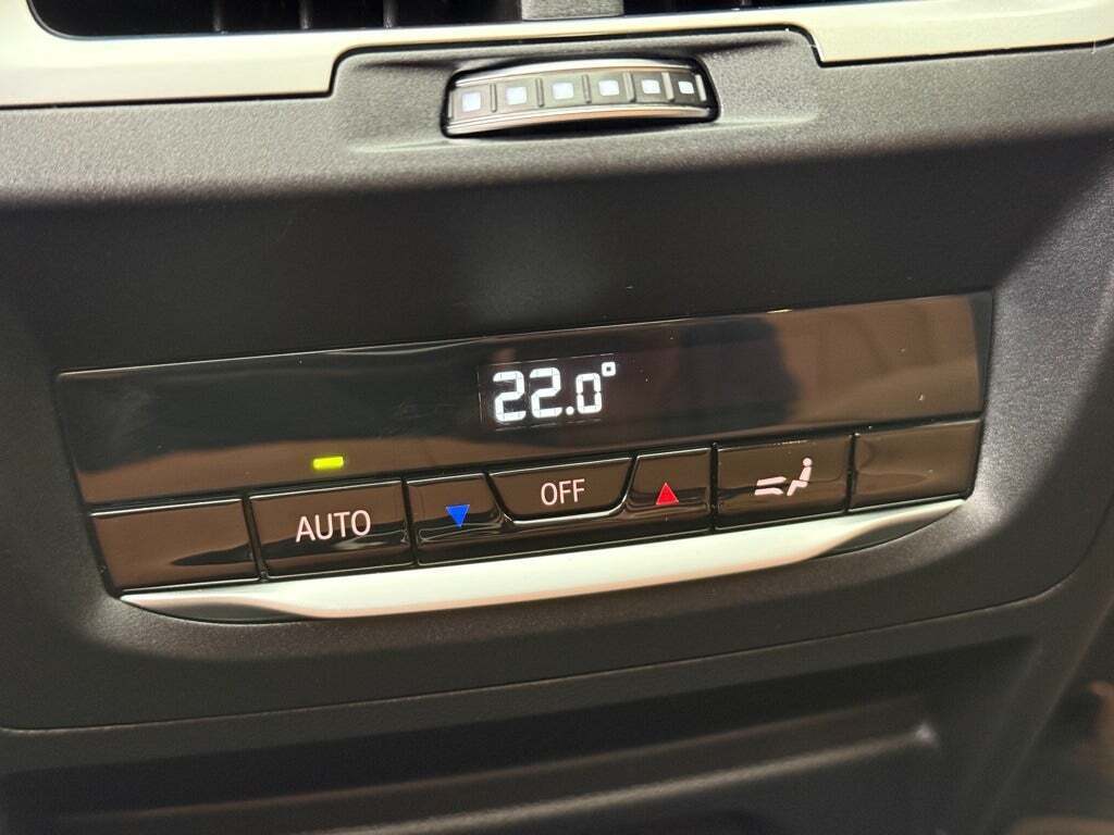 Grå BMW iX3 fra 2023