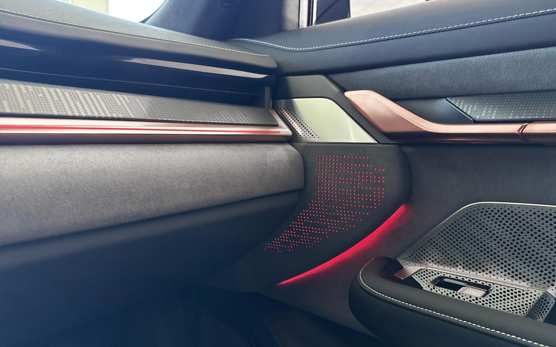 Sort Zeekr 001 fra 2026