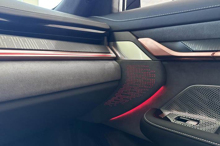 Sort Zeekr 001 fra 2026