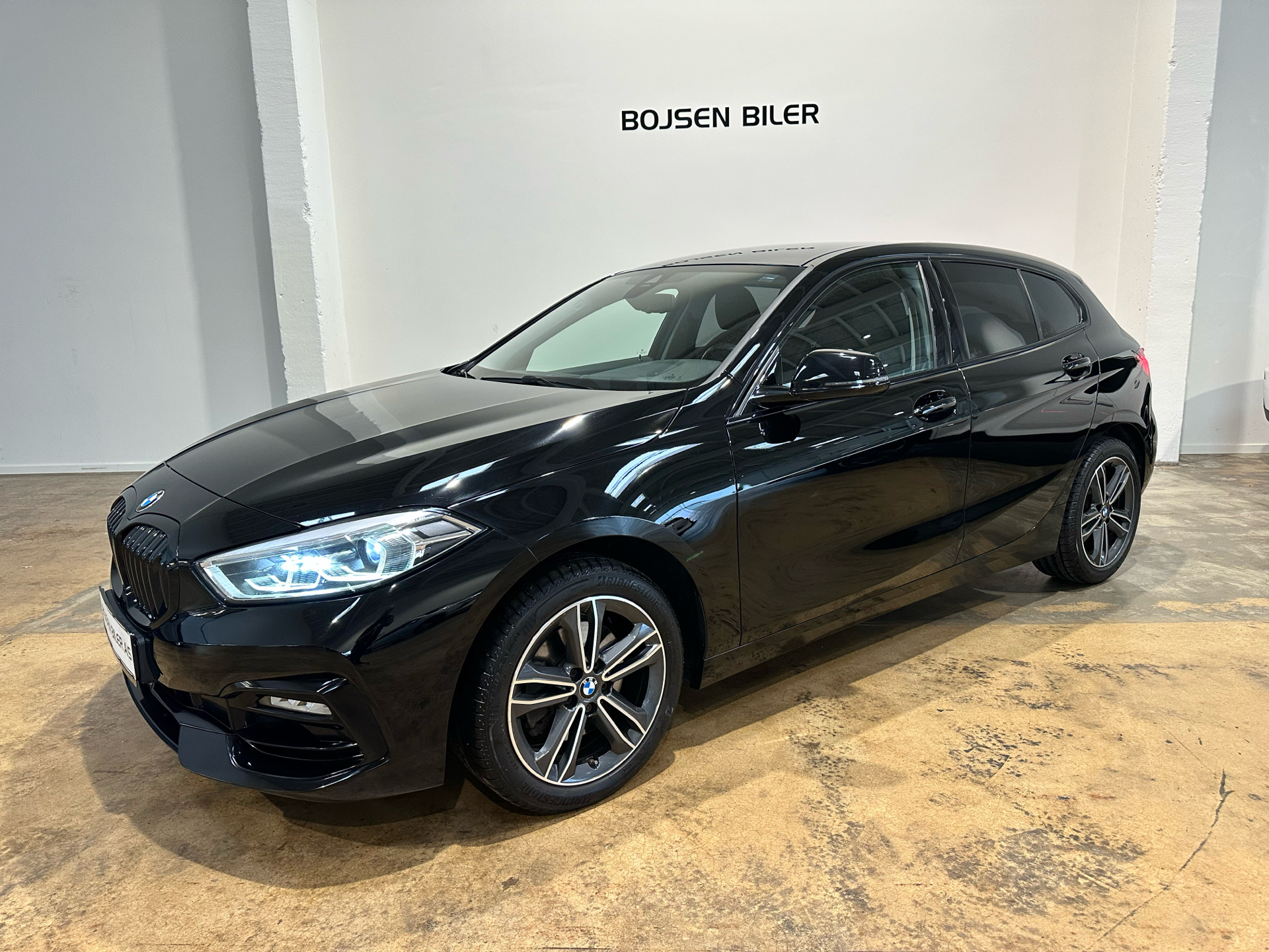 Sort BMW 118i fra 2020 set udefra