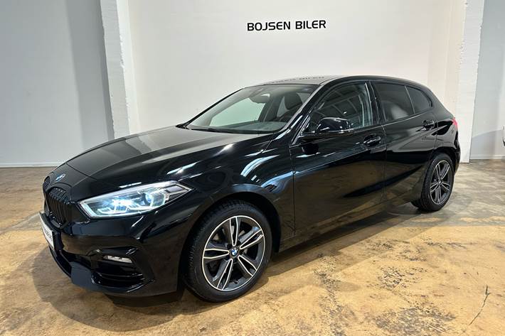 Sort BMW 118i fra 2020 set udefra