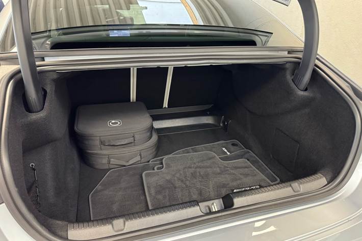 Sølv Mercedes EQE 300 fra 2024