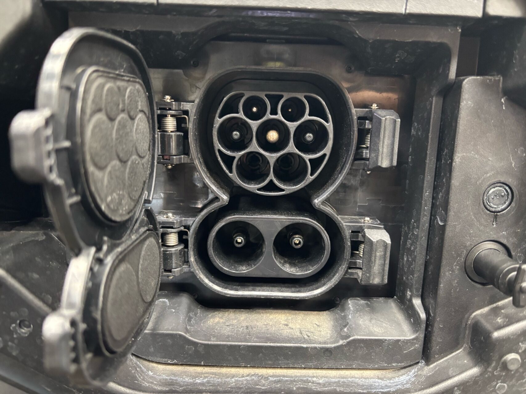 Grå Toyota BZ4X fra 2023