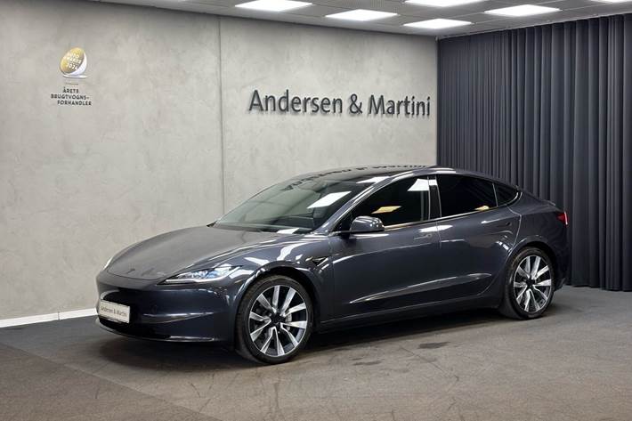 Grå Tesla Model 3 fra 2023