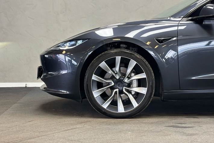 Grå Tesla Model 3 fra 2023