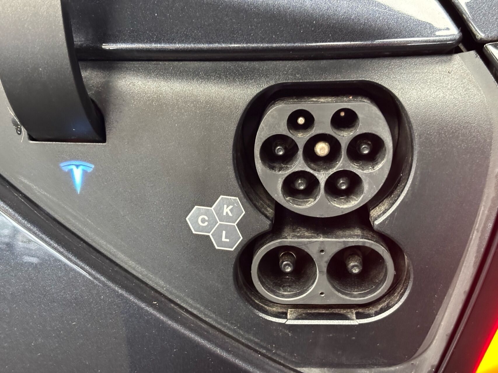 Grå Tesla Model 3 fra 2023