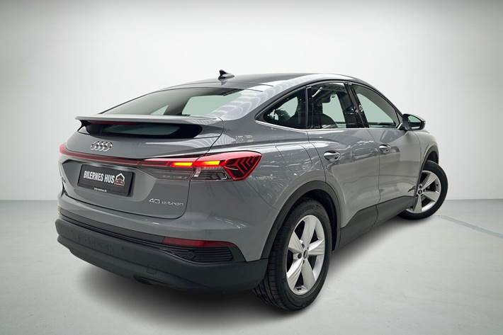 Grå Audi Q4 fra 2022