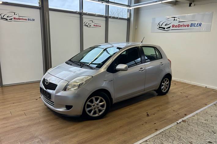 Sølv Toyota Yaris fra 2008